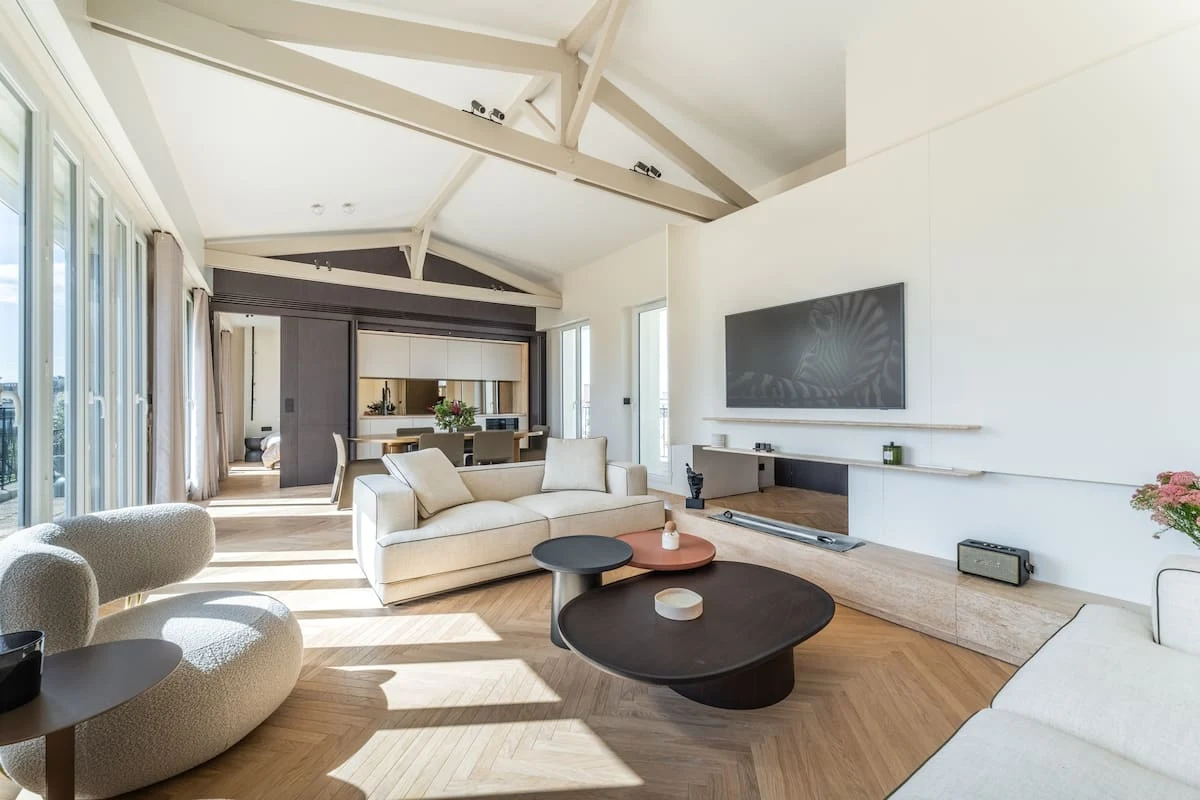 Séjour contemporain du Haussmann Palace, ouvert sur une terrasse parisienne